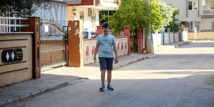 Balkondan düşen Metehan, azmiyle yeniden yürümeye başladı
