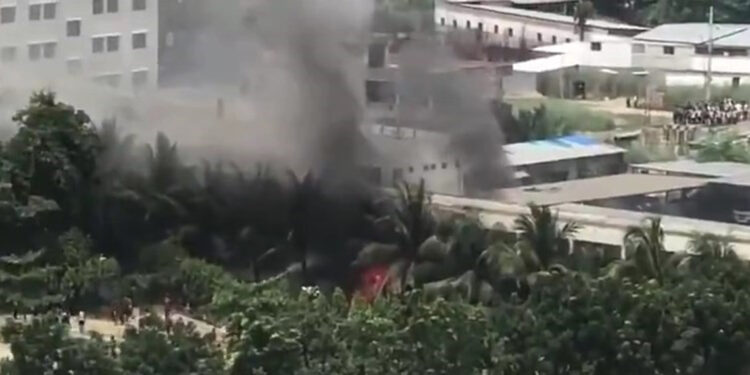 Bangladeş'te savaş uçağı üniversite kampüsüne düştü