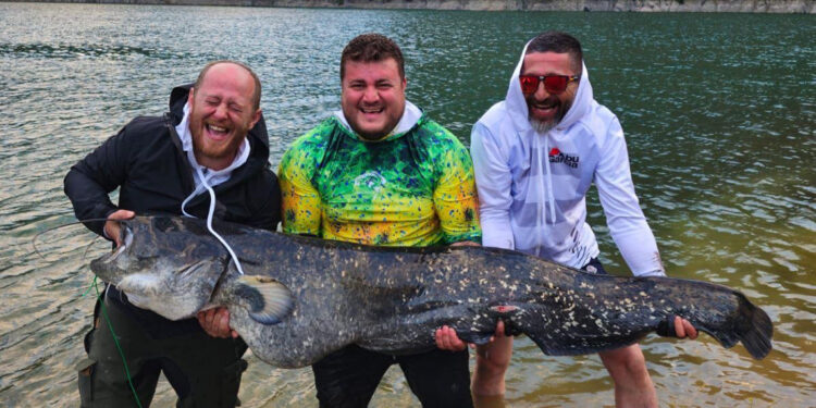 Baraj gölünde 100'er kilo ağırlığında 2 yayın balığı yakaladılar