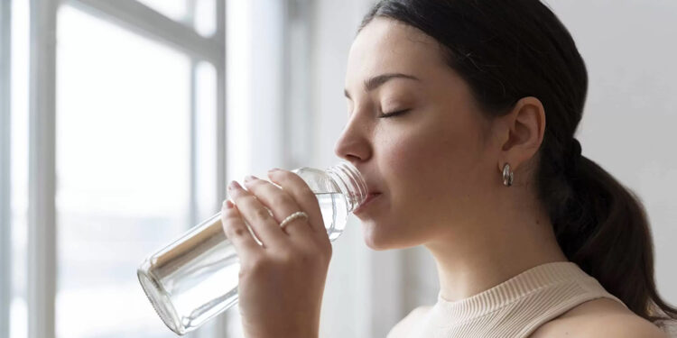 Baş ağrısını önlemek için yazın su tüketimine dikkat edin