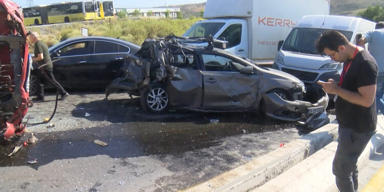 Başakşehir'de 10 aracın karıştığı kazada 3 kişi yaralandı