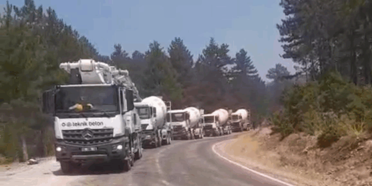 Beton pompasıyla alevlere su sıktılar