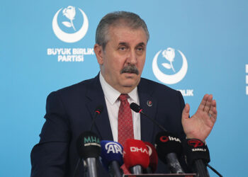 Bir yasayla mecliste komisyon kurulmasını biz kabul etmiyoruz