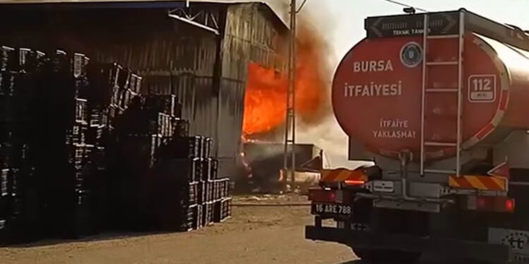 Bursa'da ihracat deposu çıkan yangında kullanılamaz hale geldi