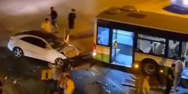 Bursa'da otomobil ile halk otobüsü çarpıştı: 7 Yaralı