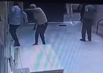 Cami avlusunda uyuşturucu içerken kendisini uyaran müezzini bıçakladı