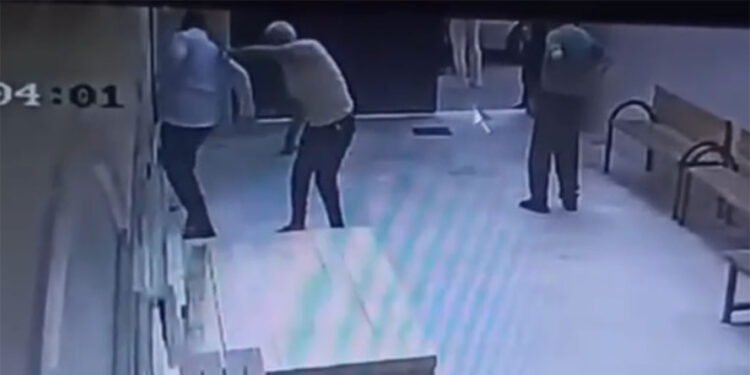 Cami avlusunda uyuşturucu içerken kendisini uyaran müezzini bıçakladı