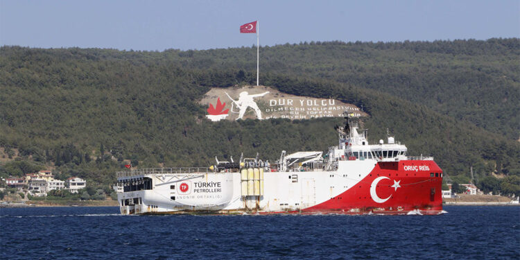 Oruç Reis Sismik Araştırma Gemisi Çanakkale Boğazı'ndan geçti