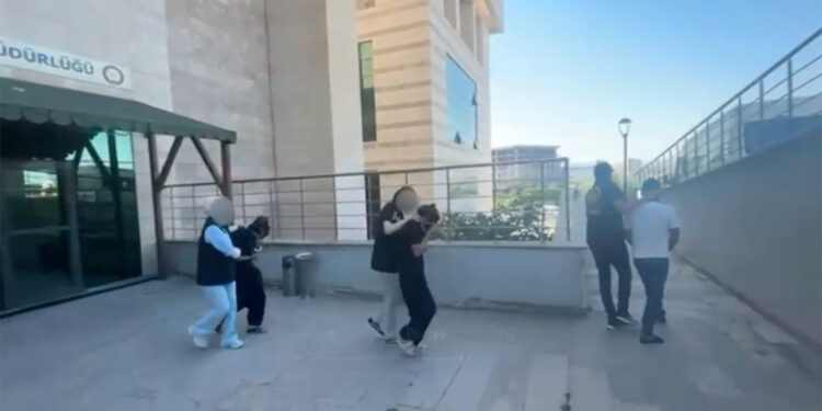 Çarşaf giyerek dilenci kılığına giren 3 şüpheli tutuklandı