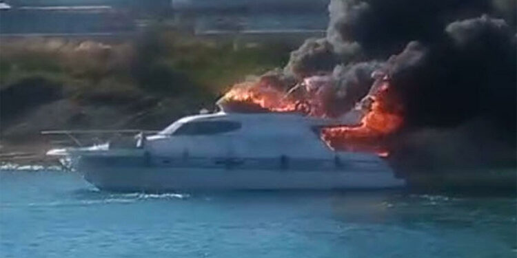 Marinada bağlı bulunan motoryatta yangın