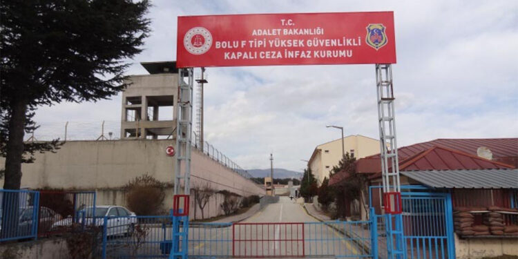 Koğuşta çıkan kavgada arkadaşını bıçakla öldürdü