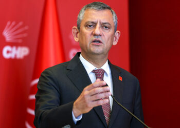 FETÖ'cülerin her birinin altını kazıyın, her birinden AK Parti bağlantısı çıkar