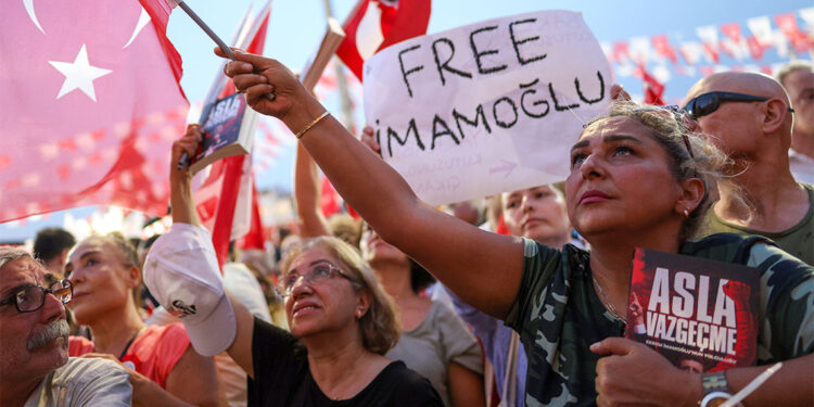 CHP Mitinginde atılan sloganlara soruşturma açıldı: 10 gözaltı