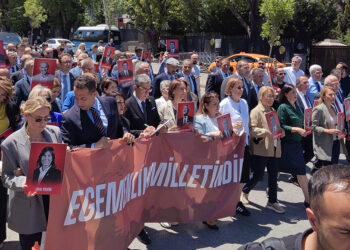 CHP'li milletvekilleri TBMM'den Adalet Bakanlığı'na yürüyor