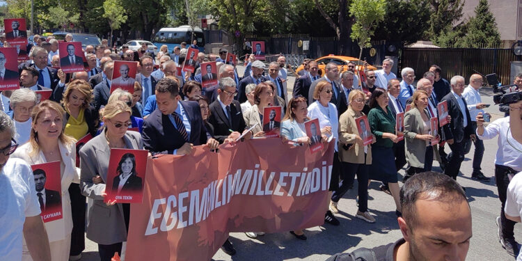 CHP'li milletvekilleri TBMM'den Adalet Bakanlığı'na yürüyor