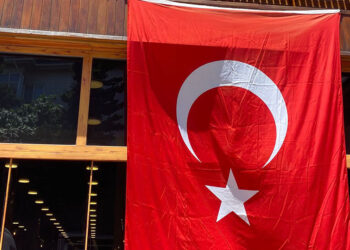 Bayrak çağrısı Bağcılar'da karşılık buldu
