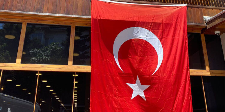 Bayrak çağrısı Bağcılar'da karşılık buldu