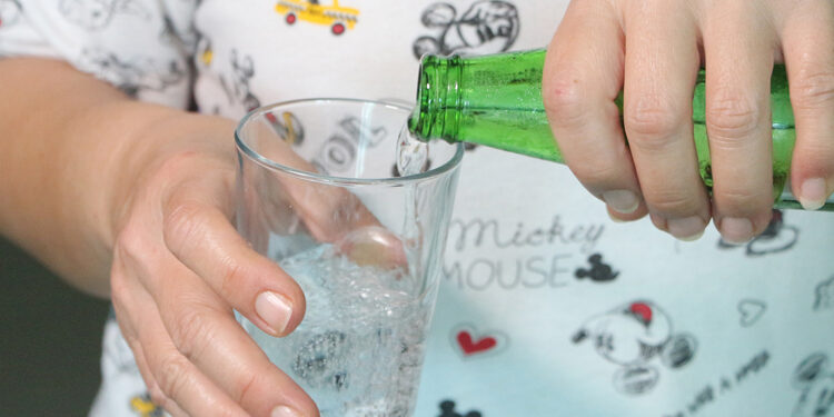 Cam şişelerde daha fazla mikroplastik mi var?