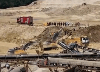 Çatalca'da kum ocağında göçük; 2 işçi balçık içinde kaldı