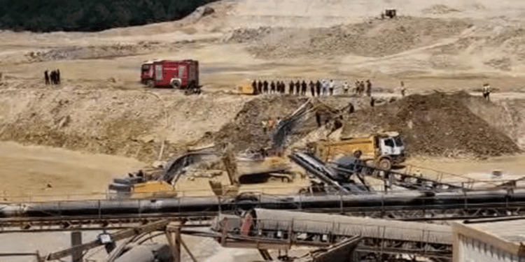 Çatalca'da kum ocağında göçük; 2 işçi balçık içinde kaldı