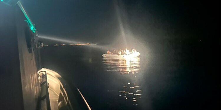 22 düzensiz göçmen sahil güvenlik ekipleri tarafından kurtarıldı