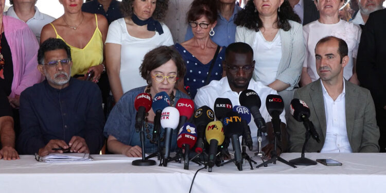 DEM Parti 39 kişilik yabancı heyetle İstanbul'da basın açıklaması düzenledi