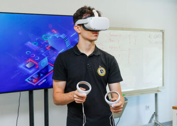 Demirören Medya ve Teknoloji Lisesi'nde robotla tanıtım dönemi
