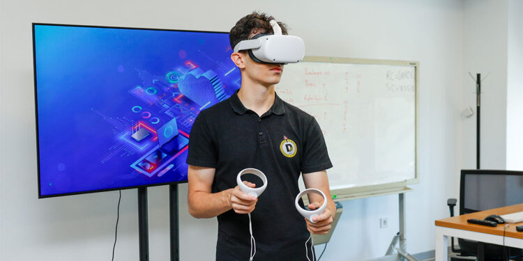 Demirören Medya ve Teknoloji Lisesi'nde robotla tanıtım dönemi