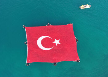 Denizde Türk bayraklı '15 Temmuz' farkındalığı
