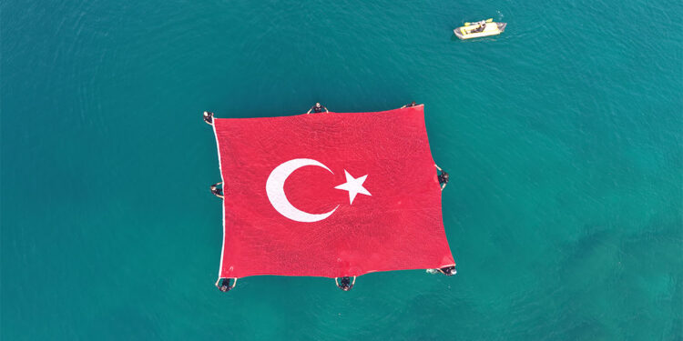 Denizde Türk bayraklı '15 Temmuz' farkındalığı