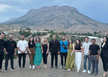 Derecik'te 10 öğretmen söyledikleri şarkıyla ilçeyi tanıttı