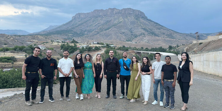 Derecik'te 10 öğretmen söyledikleri şarkıyla ilçeyi tanıttı