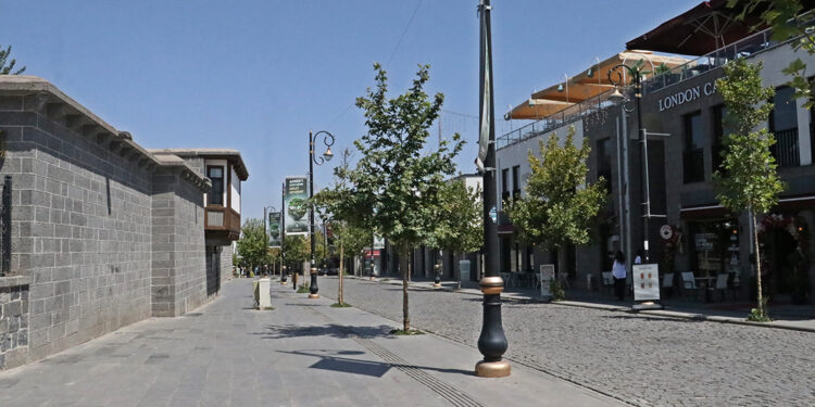 Diyarbakır'da termometreler 49 dereceyi gösterdi, sokaklar boş kaldı