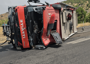Diyarbakır'da yangına giden itfaiye aracı devrildi: 1’i ağır, 3 yaralı