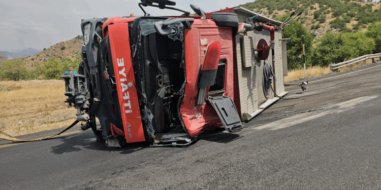 Diyarbakır'da yangına giden itfaiye aracı devrildi: 1’i ağır, 3 yaralı