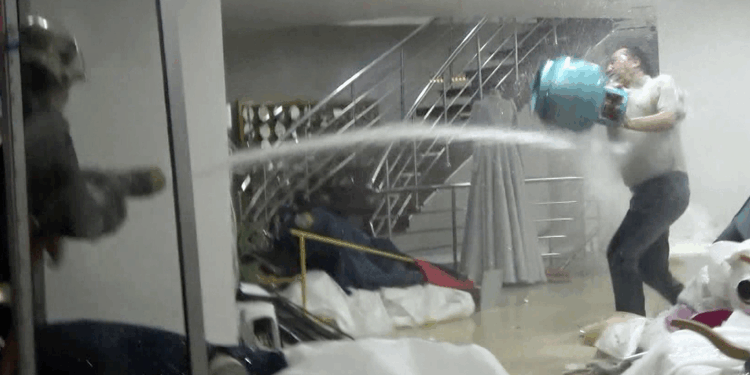 Dükkanındaki gelinlikleri yakmaya çalışan iş yeri sahibine müdahale