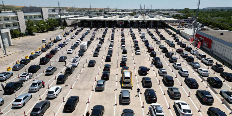 Dört sınır kapısında tüm zamanların yolcu rekoru kırıldı