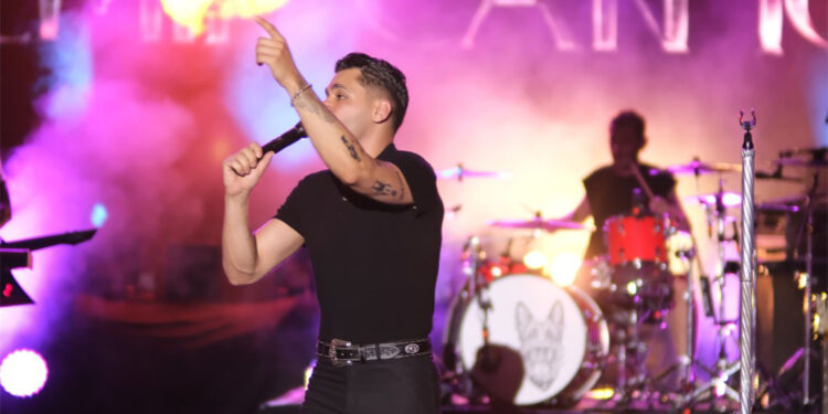 Sanatçı Emir Can İğrek Akşehir Açık Hava Tiyatrosu'nda konser verdi