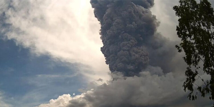 Lewotobi Laki-Laki Yanardağı'nda patlama meydana geldi