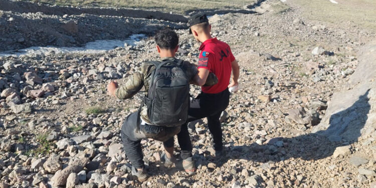 Erciyes'te mahsur kalan dağcı kurtarıldı