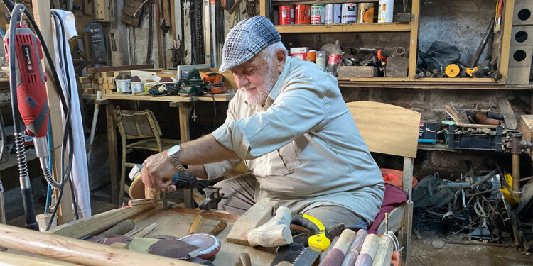 Emekli postacının ‘baston’ sanatı