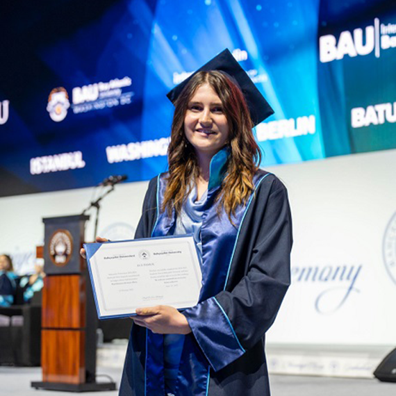 Yüksek Öğretim Kurumları (YKS) sonuçlarının açıklanmasının ardından öğrencileri tercih telaşı sardı. Bu yıl üniversite ve fakültelerinde birinci olan mezunlar, üniversite adaylarına tercih tüyoları verdi.