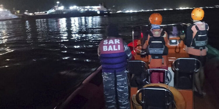 Endonezya'da feribot battı: 30 kişi kayıp