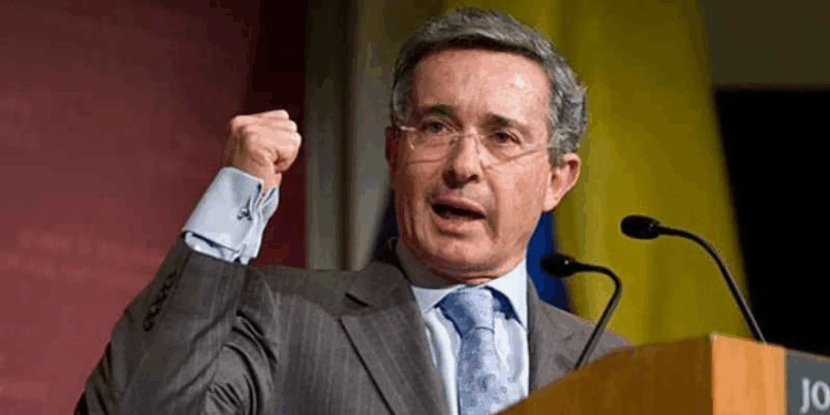 Eski Kolombiya Cumhurbaşkanı Uribe, rüşvetten suçlu bulundu