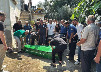 Evde çıkan yangında 2 çocuk annesi öldü