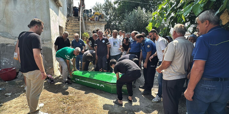 Evde çıkan yangında 2 çocuk annesi öldü