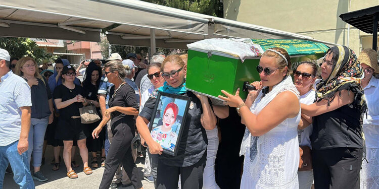 Evinde ölü bulunan Özbek Dinara'nın tabutunu kadınlar taşıdı