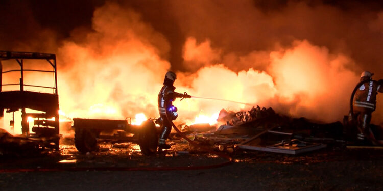 Eyüpsultan'da lastik deposu alev alev yandı