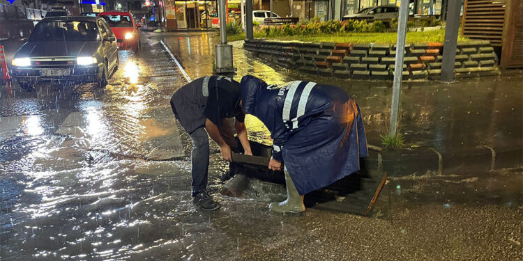 Fatsa'da sağanak, su baskınına neden oldu