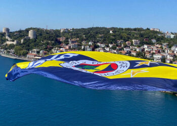 Fenerbahçe Beko'nun bayrakları köprüleri süsledi